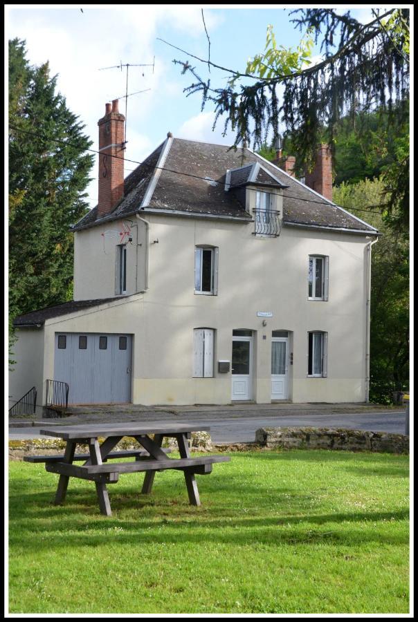 Gîte AU BORD DE L'EAU jusqu'à 8 personnes Chambon-sur-Voueize Exterior foto